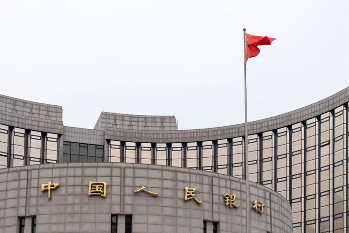 PBOC Adviser Says China Urgently Needs to Boost Consumption