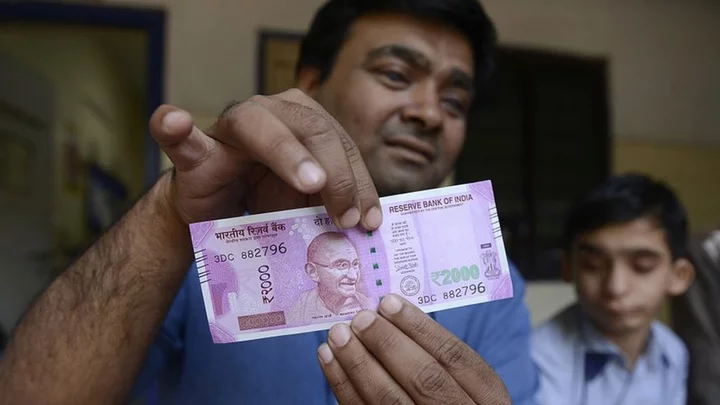 Indian banks start exchanging withdrawn 2,000-rupee notes