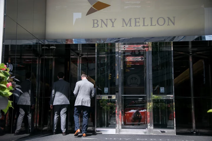 BNY Mellon Earnings Top Estimates on Higher Interest Rates