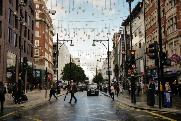 Shoppers Get Ready to Splash Out on Christmas: The London Rush