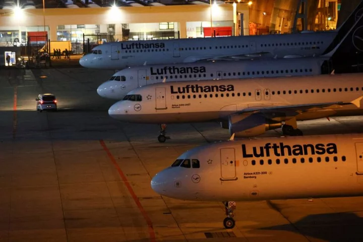 Pilots back wage deal with Lufthansa, averting fresh strikes