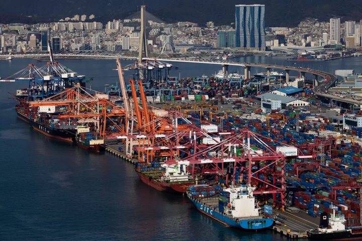 South Korea’s Export Drop Eases, Suggesting Bottom Is Near