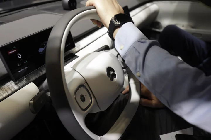 Unprofitable China EV Maker Nio Unveils Phone Pitched at Drivers