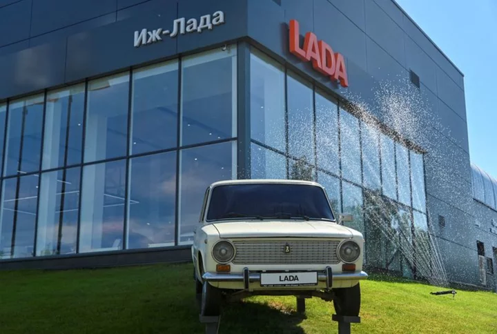 Moscow tells officials to buy Russian Ladas, Chinese cars