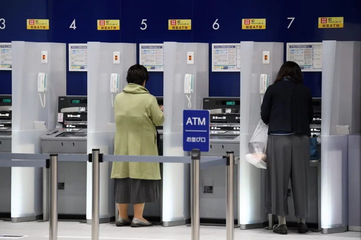 Japan Banks to Compensate Customers for Record System Outage