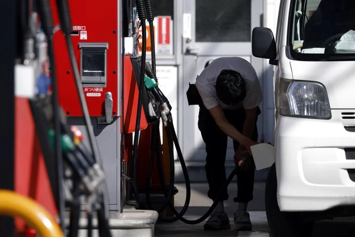 Japan’s Kishida Plans to Extend Gasoline Subsidies to Year-End