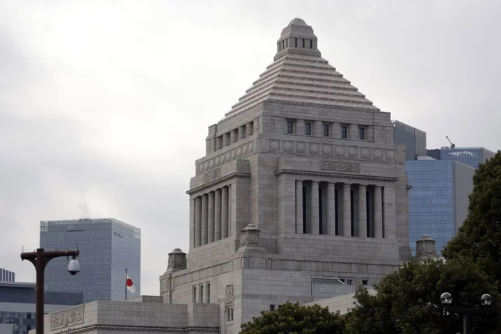 Japan’s Hagiuda Says No-Confidence Motion Could Dissolve Diet