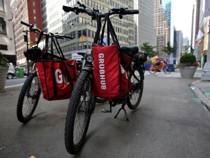 Judge temporarily blocks NYC's food delivery minimum wage law