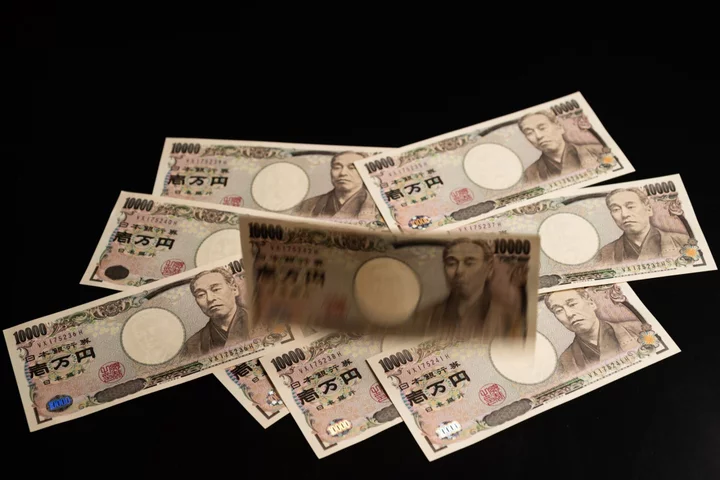 Yen Falls, Japan Shares Trim Losses as BOJ Stands Pat