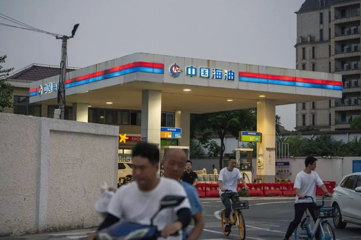 Cnooc Profit Drops on Lower Oil Price Despite Rising Output