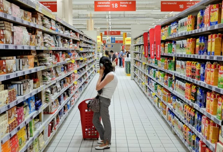 Italian government to meet supermarkets, small retailers to address high prices
