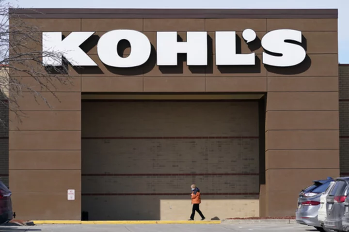Kohl's posts declines in 2Q profits and sales, joining other stores facing cautious spending