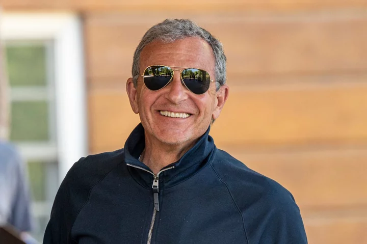 Disney Extends CEO Iger’s Contract Another Two Years to 2026