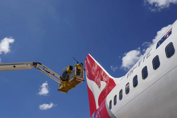 Qantas secures new planes from Airbus and Boeing in multi-billion dollar order
