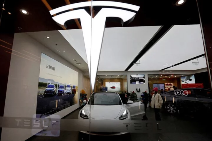 Tesla directors settle lawsuit over compensation for $735 million