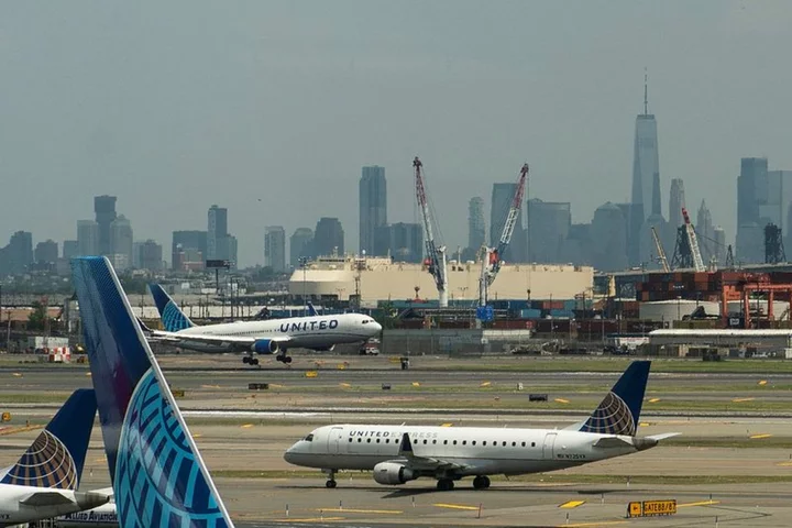 United Airlines details temporary Newark flight cuts