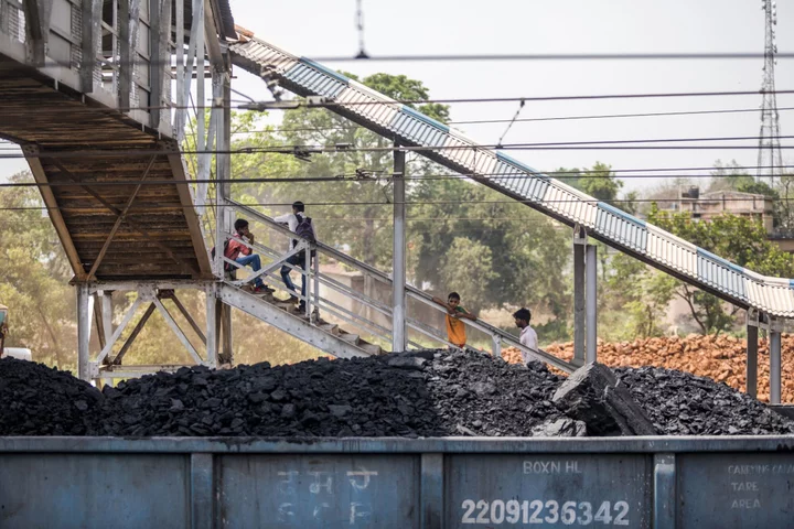 Biggest Coal Miner Sees Profits Fall as Fuel Extends Decline