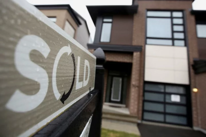 Analysis-Canadian homeowners eye fixed-rate loans in 'higher-for-longer' era