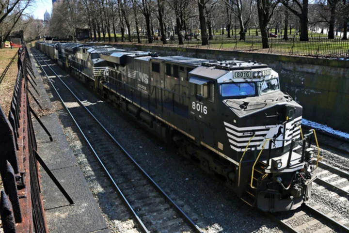 Train engineers union reaches first sick-time deal with Norfolk Southern railroad