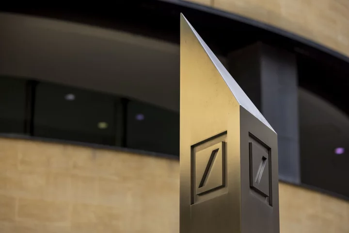 Deutsche Bank to Step Up Payouts as Lending Offsets Trading Lull