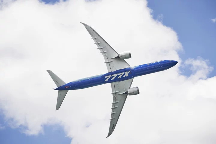 Boeing Closes in on Major Deal With Emirates For 777X Jets