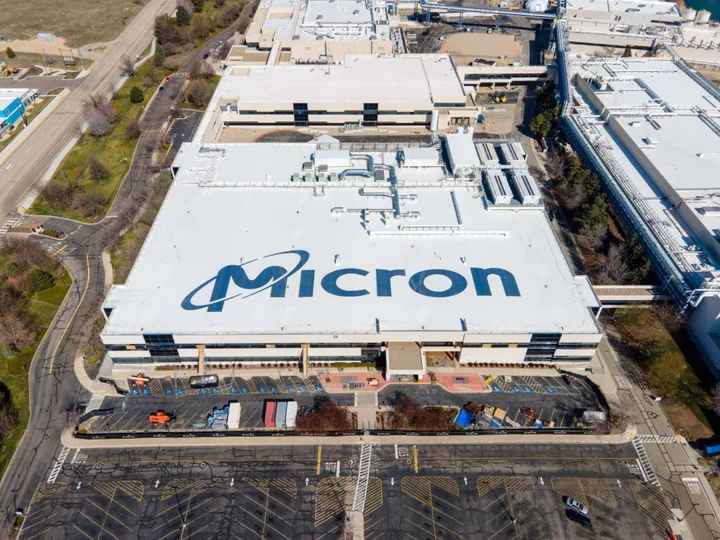 Micron Falls By Most in Two Months After Posting New Outlook