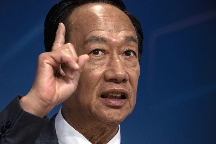 Terry Gou Says Apple, Tesla Links Mean China Can’t Pressure His Business