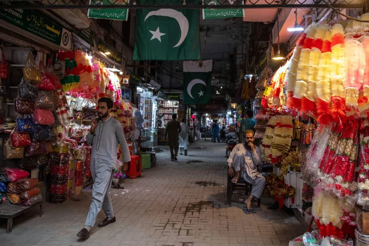 IMF Warns Pakistan May Have to Restructure Debt If Goals Not Met