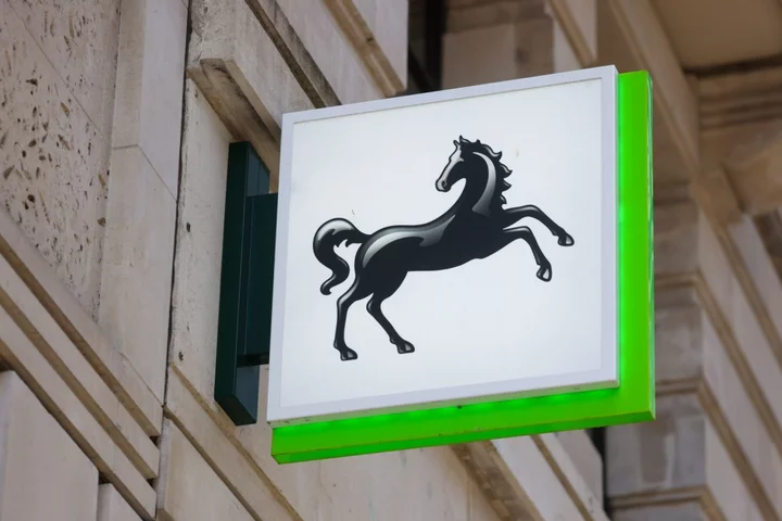 Lloyds Beats Estimates as Customers Weather Higher Rates