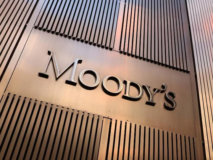 Moody's warns it could cut credit ratings of 6 big US banks