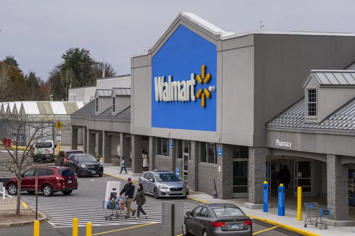 Walmart Lifts Profit Outlook, Stays Cautious on US Consumers