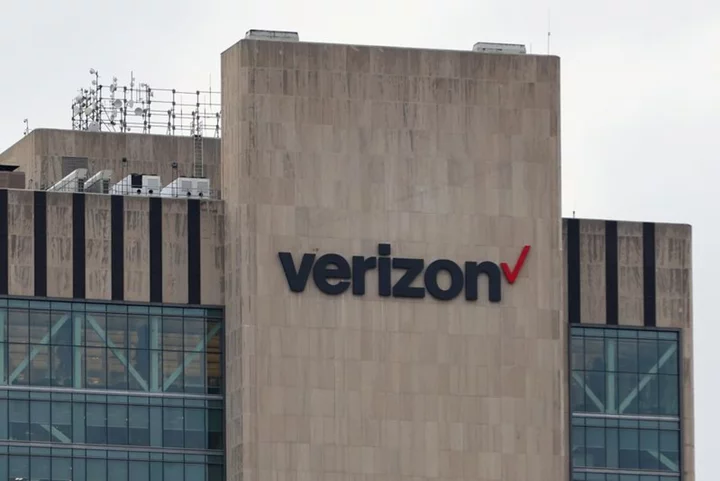 Verizon profit beats on lower costs, surprise rise in wireless users