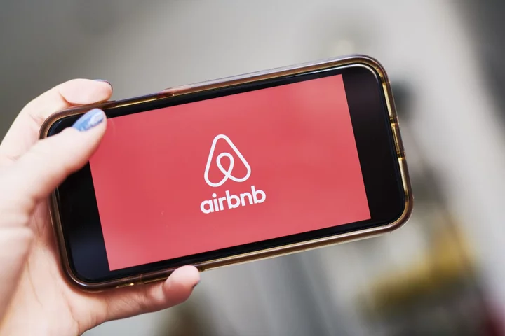 Airbnb Slides as Muted Outlook Shows Cracks in Travel Demand