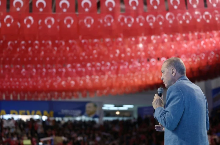 Erdogan pays homage to Islamic idol on eve of Turkey vote