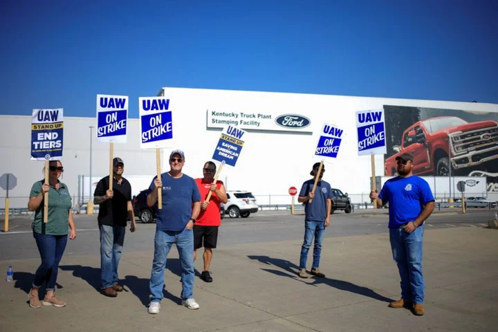 Ford exec calls for deal to end UAW strike